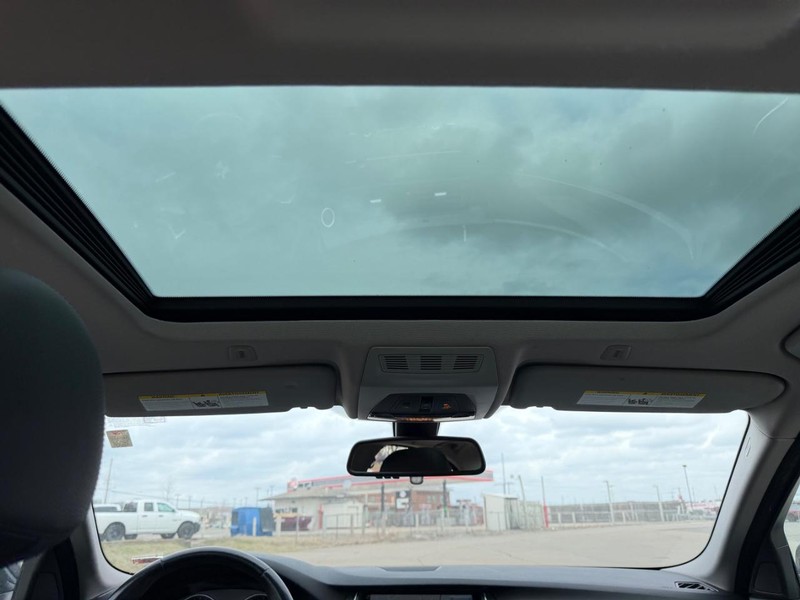 BMW 5 Series Vehicle Full-screen Gallery Image 9