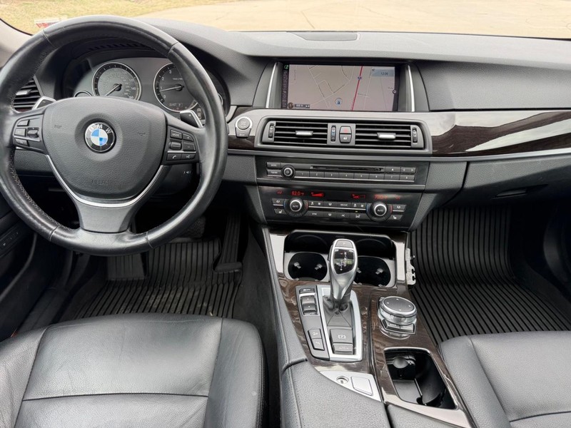 BMW 5 Series Vehicle Full-screen Gallery Image 10