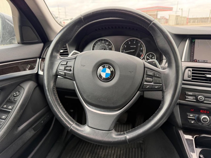 BMW 5 Series Vehicle Full-screen Gallery Image 11