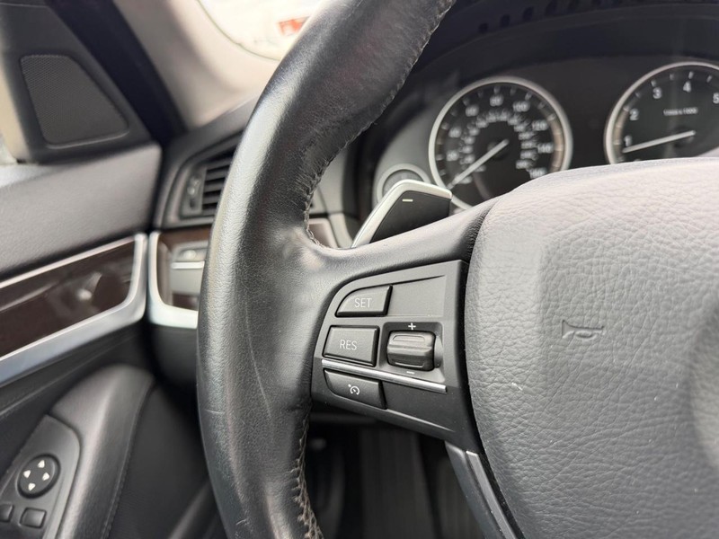 BMW 5 Series Vehicle Full-screen Gallery Image 12