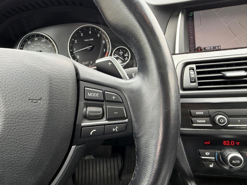 BMW 5 Series Vehicle Full-screen Gallery Image 13