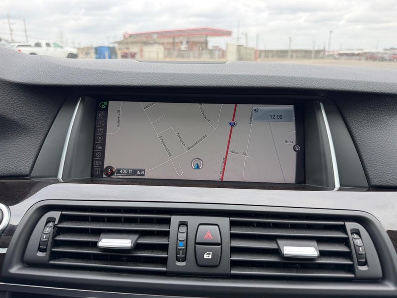 BMW 5 Series Vehicle Full-screen Gallery Image 14