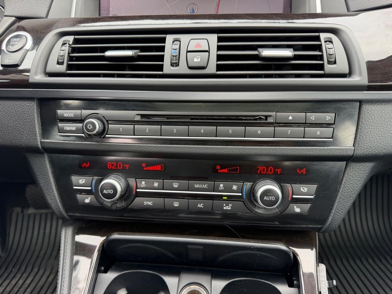 BMW 5 Series Vehicle Full-screen Gallery Image 15