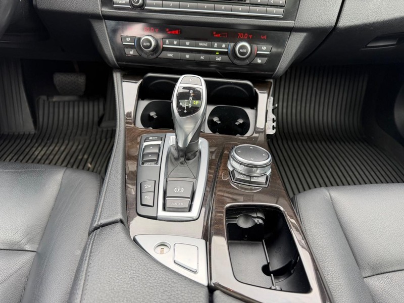 BMW 5 Series Vehicle Full-screen Gallery Image 16