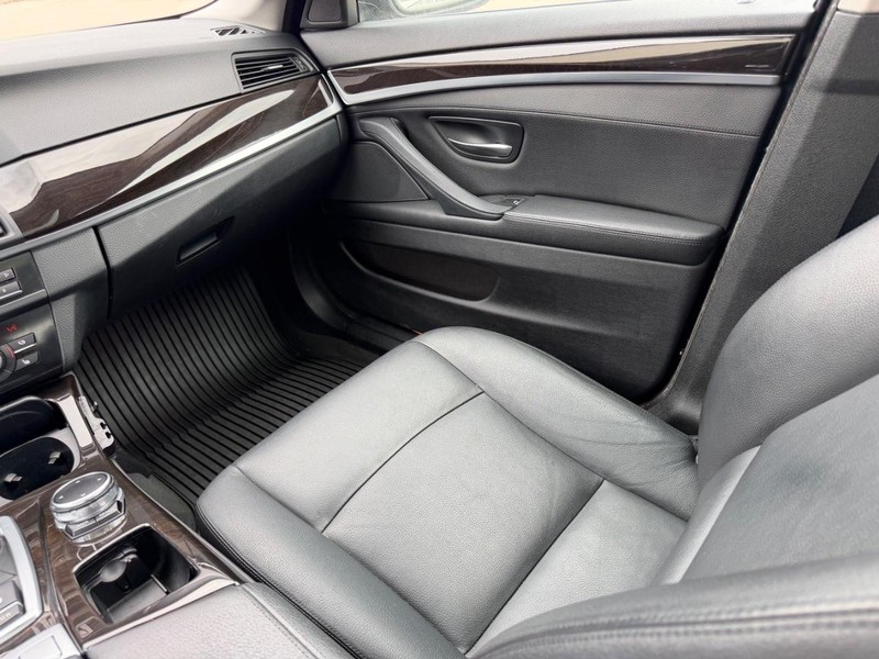 BMW 5 Series Vehicle Full-screen Gallery Image 17