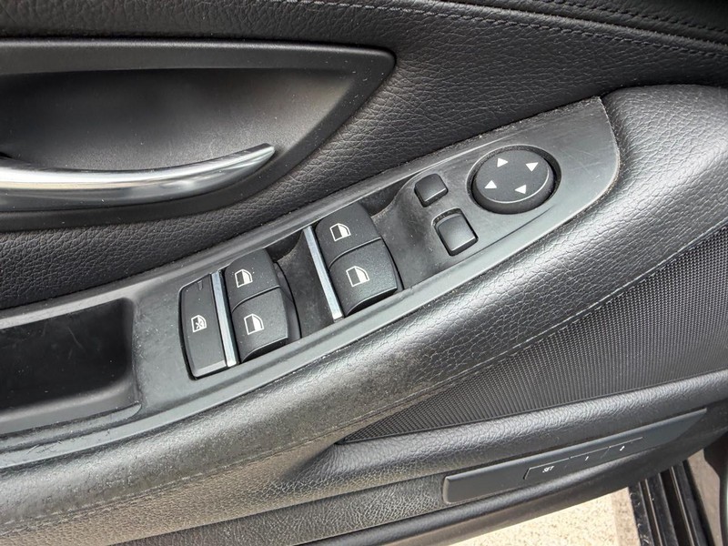 BMW 5 Series Vehicle Full-screen Gallery Image 18