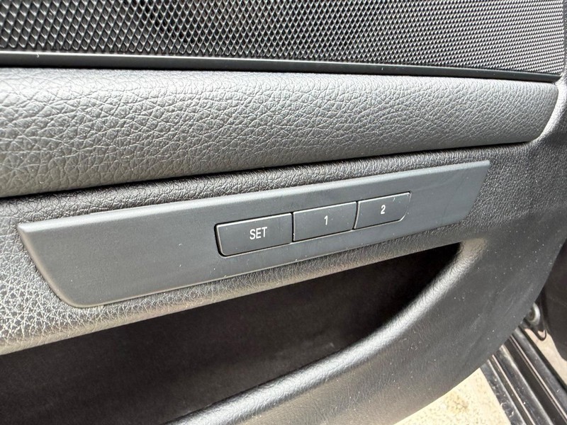 BMW 5 Series Vehicle Full-screen Gallery Image 19