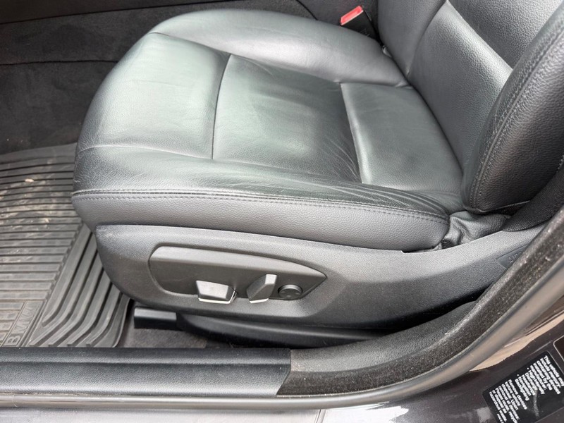 BMW 5 Series Vehicle Full-screen Gallery Image 20