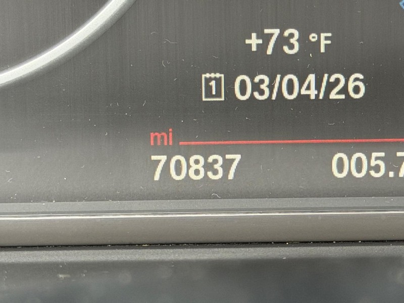 BMW 5 Series Vehicle Full-screen Gallery Image 21