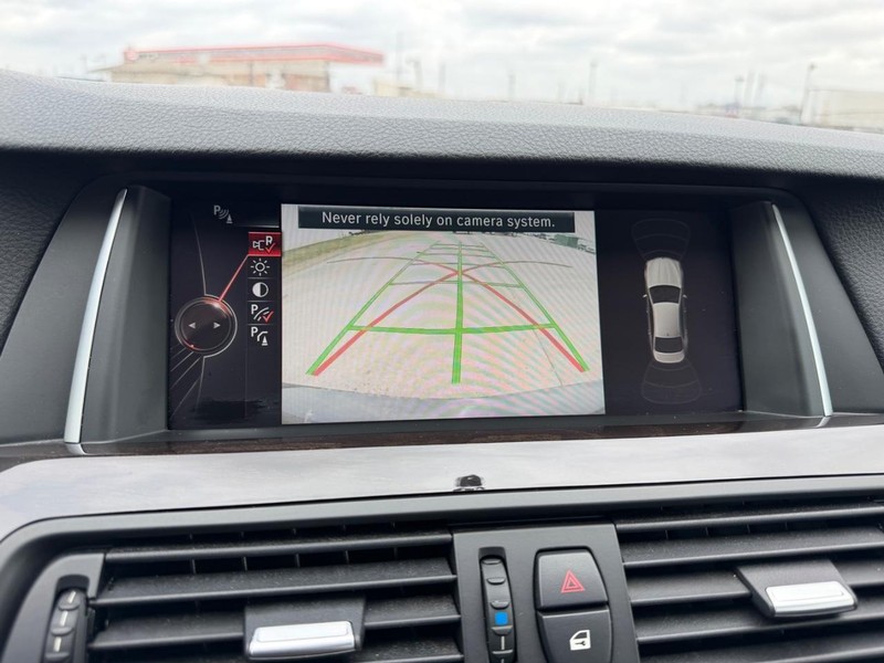 BMW 5 Series Vehicle Full-screen Gallery Image 22