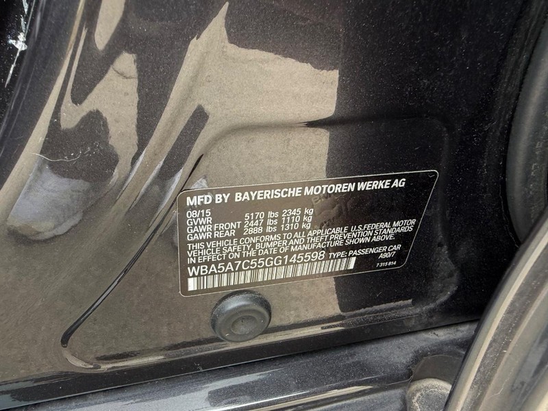 BMW 5 Series Vehicle Full-screen Gallery Image 23