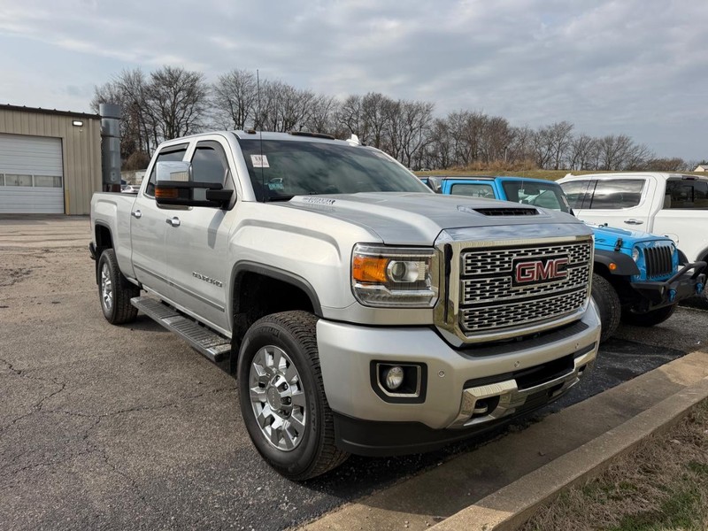 GMC Sierra 2500HD Vehicle Full-screen Gallery Image 2