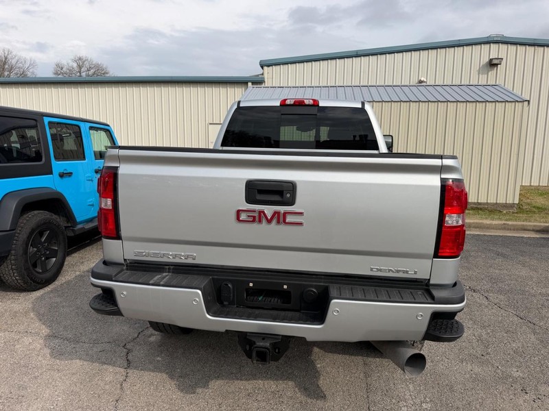 GMC Sierra 2500HD Vehicle Full-screen Gallery Image 3