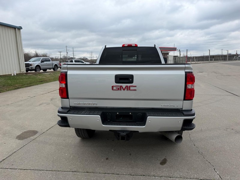 GMC Sierra 2500HD Vehicle Full-screen Gallery Image 4