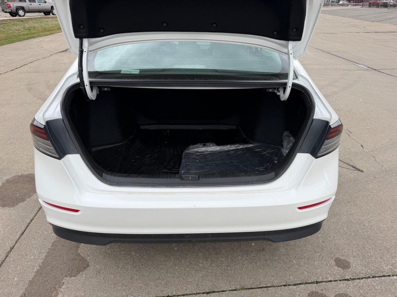 Honda Accord Sedan Vehicle Full-screen Gallery Image 5