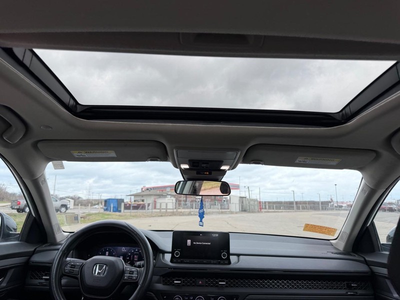 Honda Accord Sedan Vehicle Full-screen Gallery Image 7