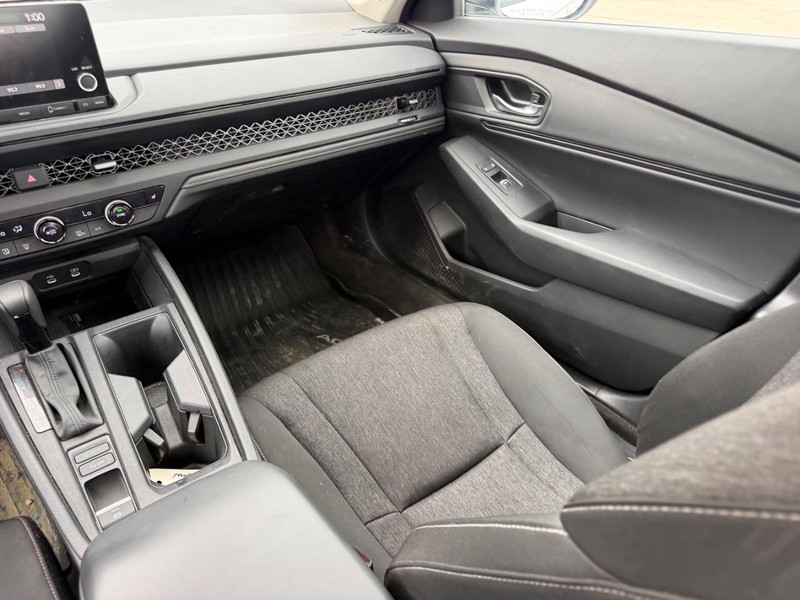 Honda Accord Sedan Vehicle Full-screen Gallery Image 15