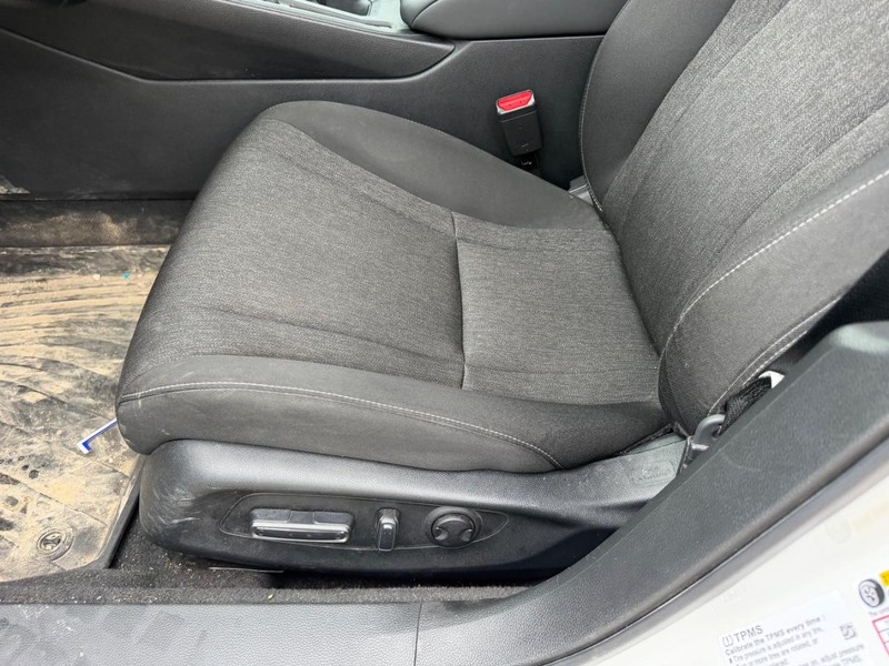 Honda Accord Sedan Vehicle Full-screen Gallery Image 17