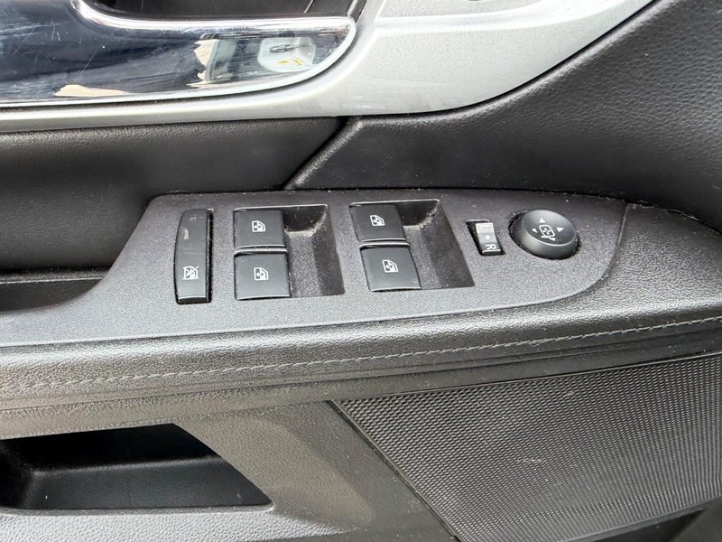 GMC Terrain Vehicle Full-screen Gallery Image 16