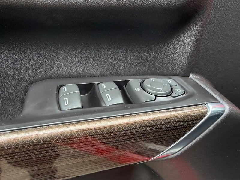 Chevrolet Silverado 1500 Vehicle Full-screen Gallery Image 15