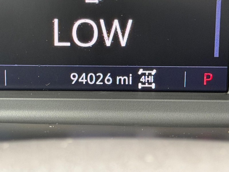 Chevrolet Silverado 1500 Vehicle Full-screen Gallery Image 17