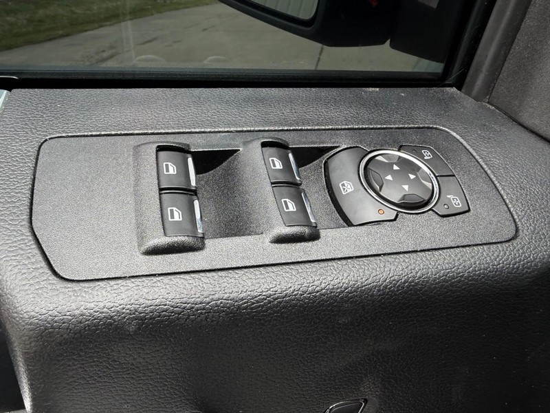 Ford F-150 Vehicle Full-screen Gallery Image 16