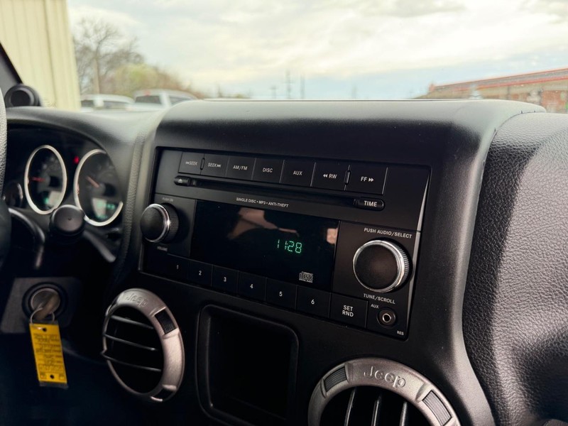 Jeep Wrangler Vehicle Full-screen Gallery Image 12