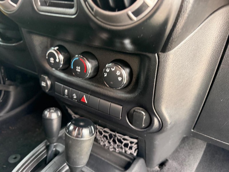 Jeep Wrangler Vehicle Full-screen Gallery Image 13