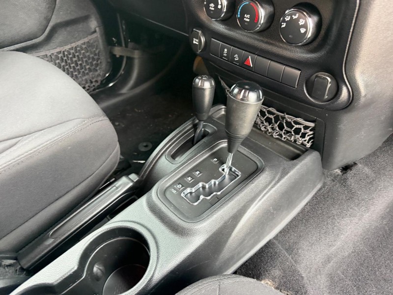 Jeep Wrangler Vehicle Full-screen Gallery Image 14