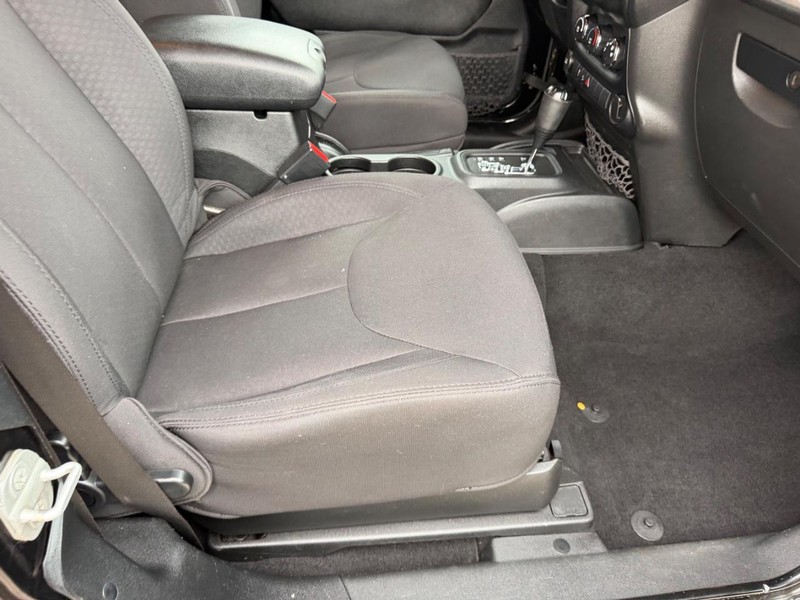 Jeep Wrangler Vehicle Full-screen Gallery Image 15