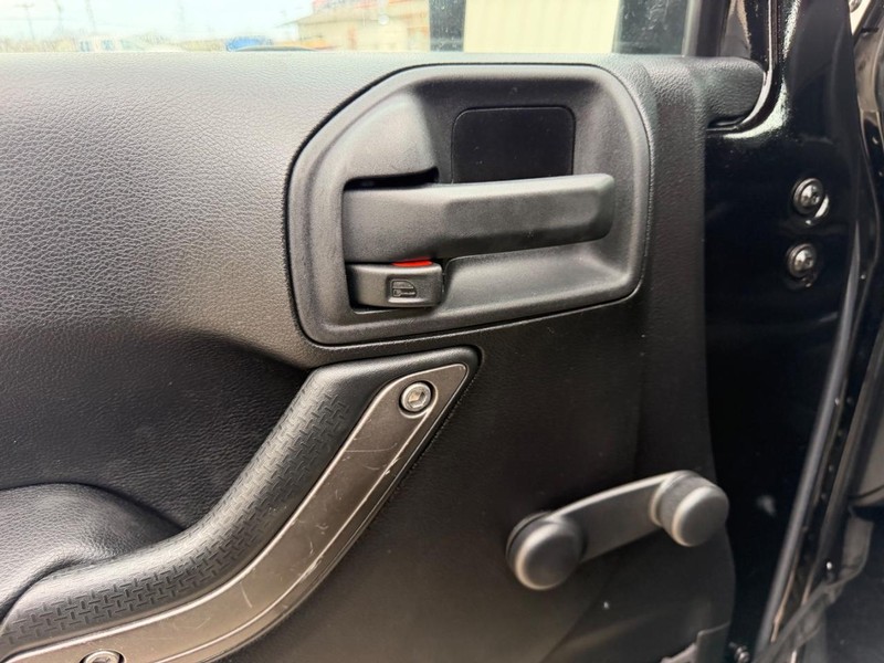 Jeep Wrangler Vehicle Full-screen Gallery Image 16