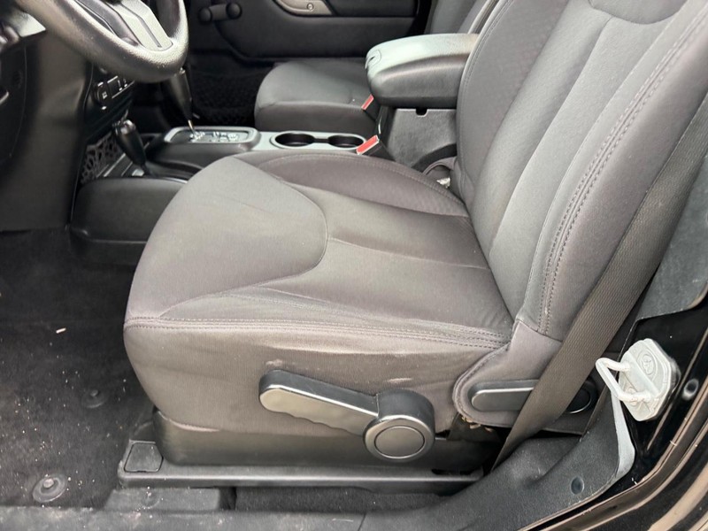 Jeep Wrangler Vehicle Full-screen Gallery Image 17