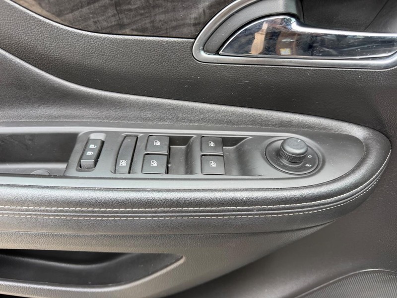 Buick Encore Vehicle Full-screen Gallery Image 17