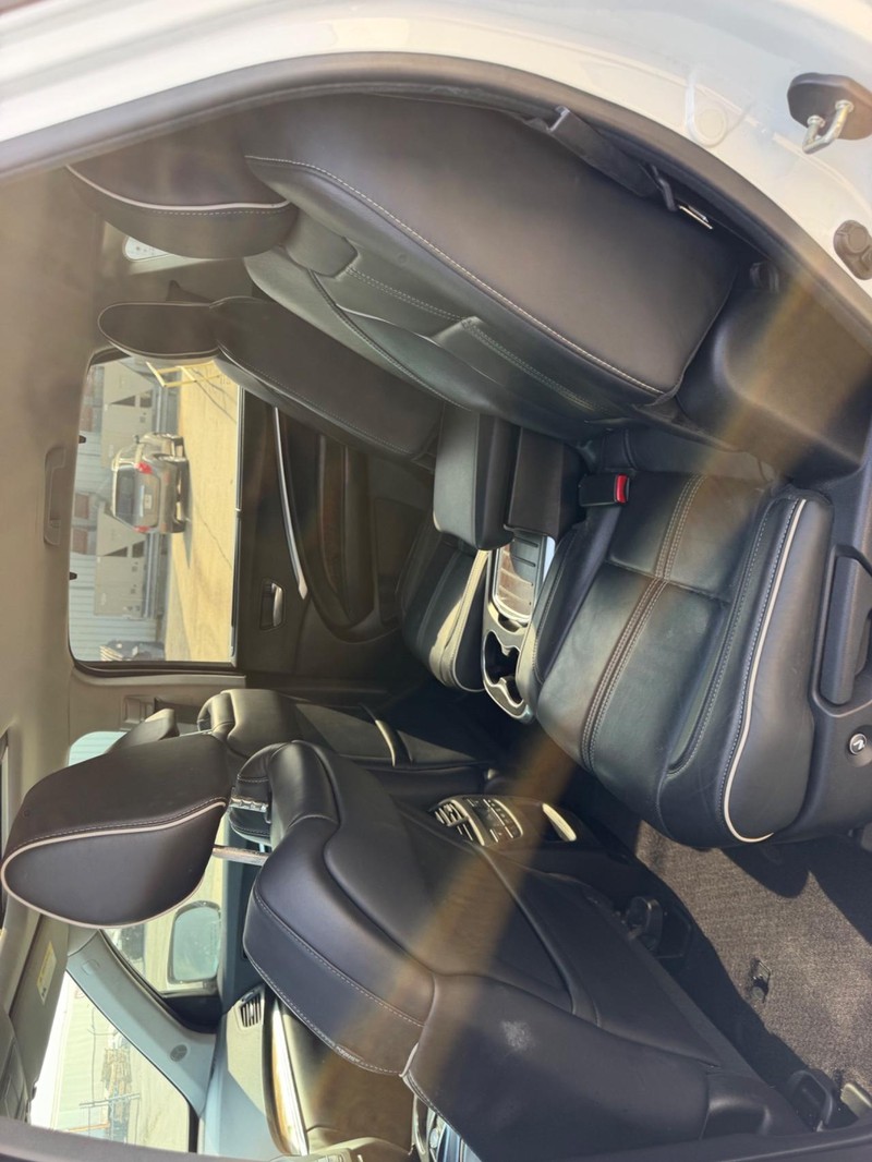 Acura MDX Vehicle Full-screen Gallery Image 6