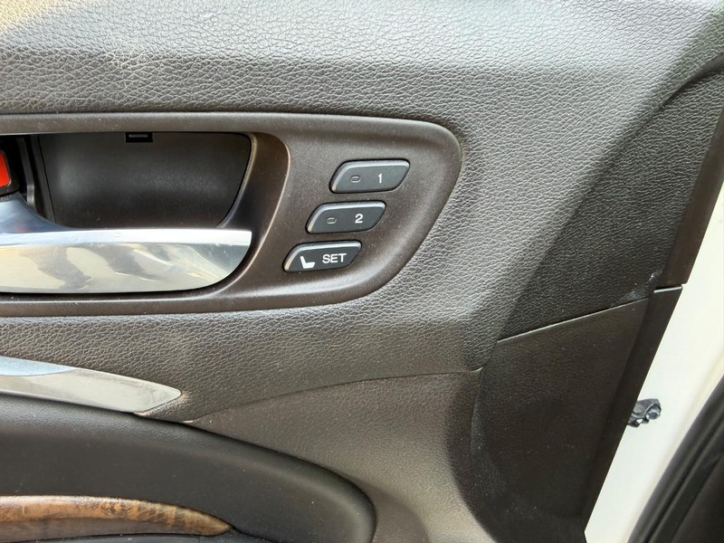 Acura MDX Vehicle Full-screen Gallery Image 20