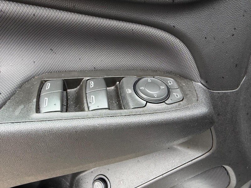 Chevrolet Equinox Vehicle Full-screen Gallery Image 17