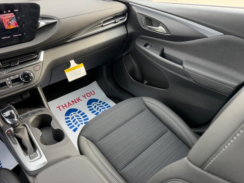 Buick Envista Vehicle Full-screen Gallery Image 16