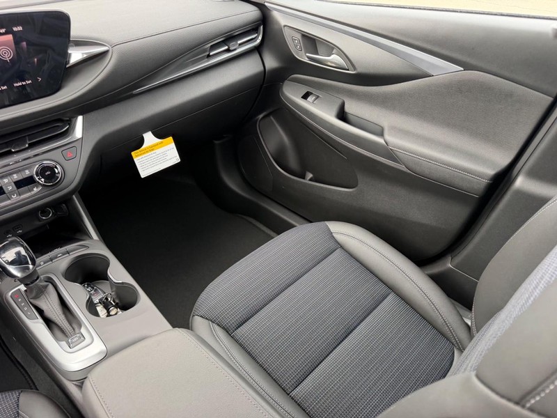 Buick Envista Vehicle Full-screen Gallery Image 16