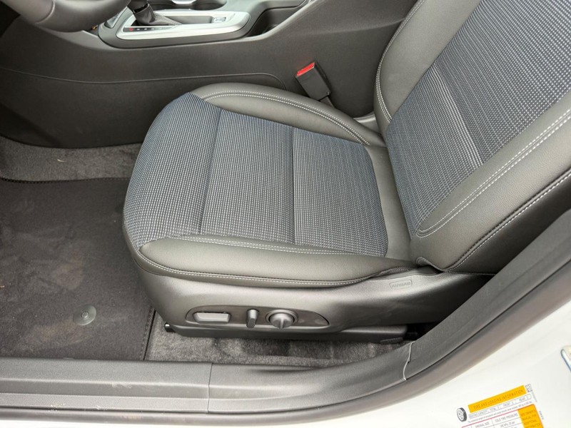 Buick Envista Vehicle Full-screen Gallery Image 18