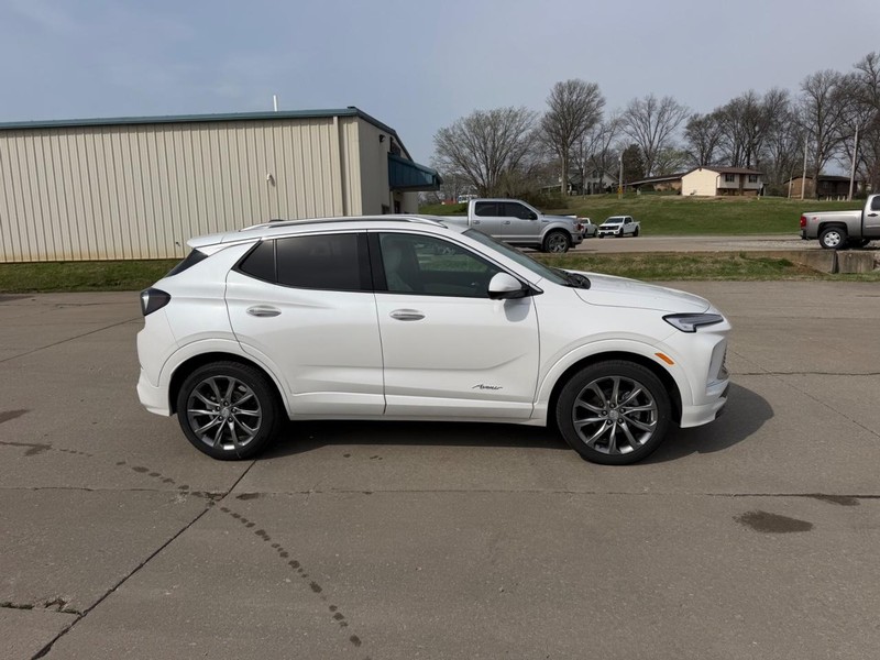 Buick Encore GX Vehicle Full-screen Gallery Image 2