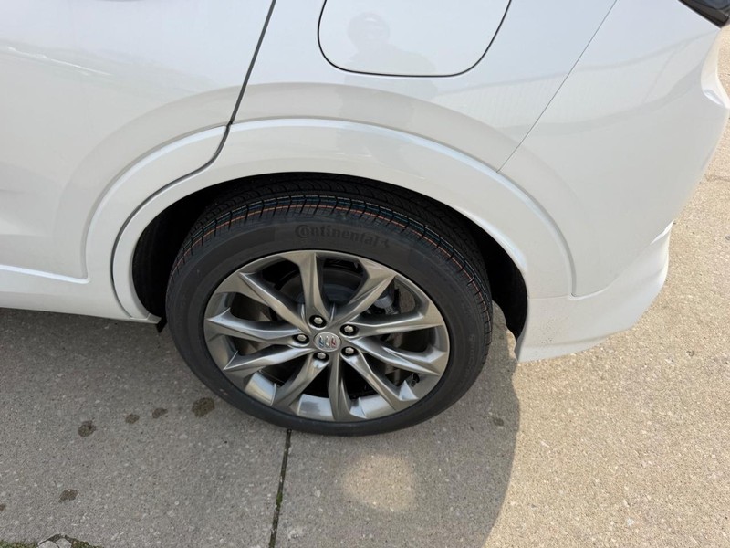 Buick Encore GX Vehicle Full-screen Gallery Image 7