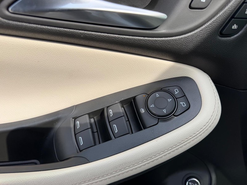 Buick Encore GX Vehicle Full-screen Gallery Image 18