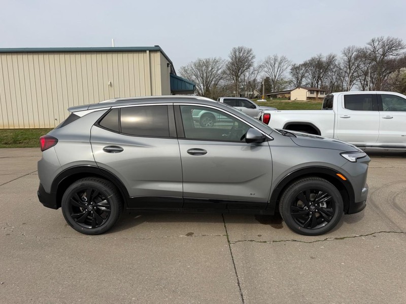 Buick Encore GX Vehicle Full-screen Gallery Image 2