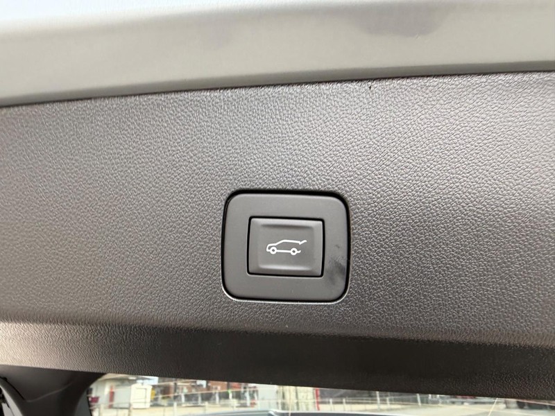 Buick Encore GX Vehicle Full-screen Gallery Image 6