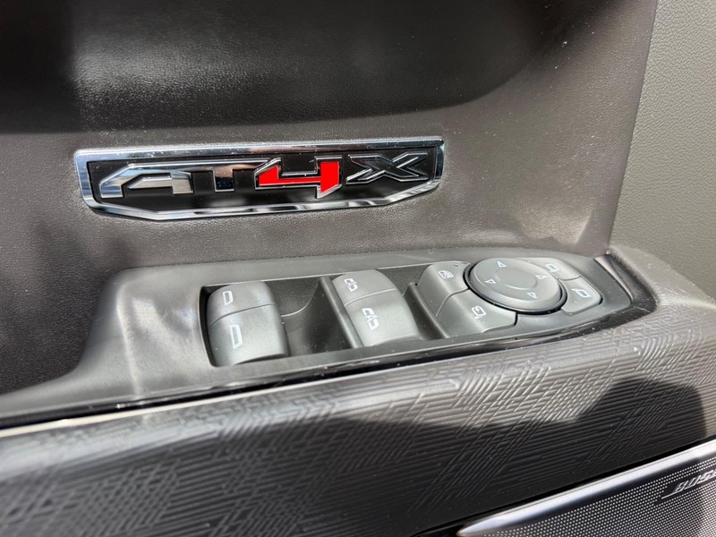 GMC Sierra 1500 Vehicle Full-screen Gallery Image 16