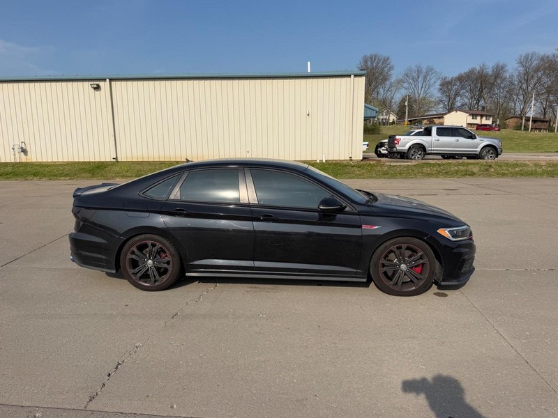 Volkswagen Jetta GLI Vehicle Full-screen Gallery Image 2