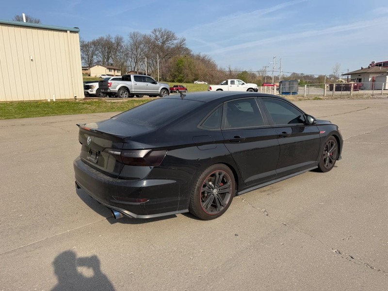 Volkswagen Jetta GLI Vehicle Full-screen Gallery Image 3