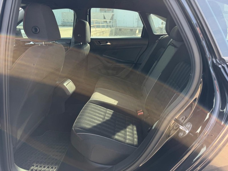 Volkswagen Jetta GLI Vehicle Full-screen Gallery Image 6