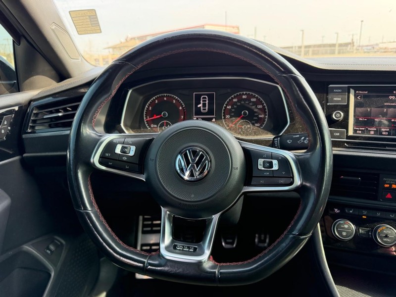 Volkswagen Jetta GLI Vehicle Full-screen Gallery Image 8