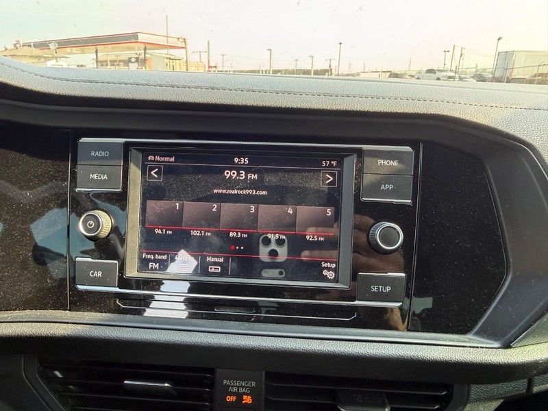 Volkswagen Jetta GLI Vehicle Full-screen Gallery Image 11